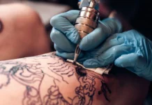 Tatuadora é indiciada por tatuar adolescentes sem autorização em Santa Catarina