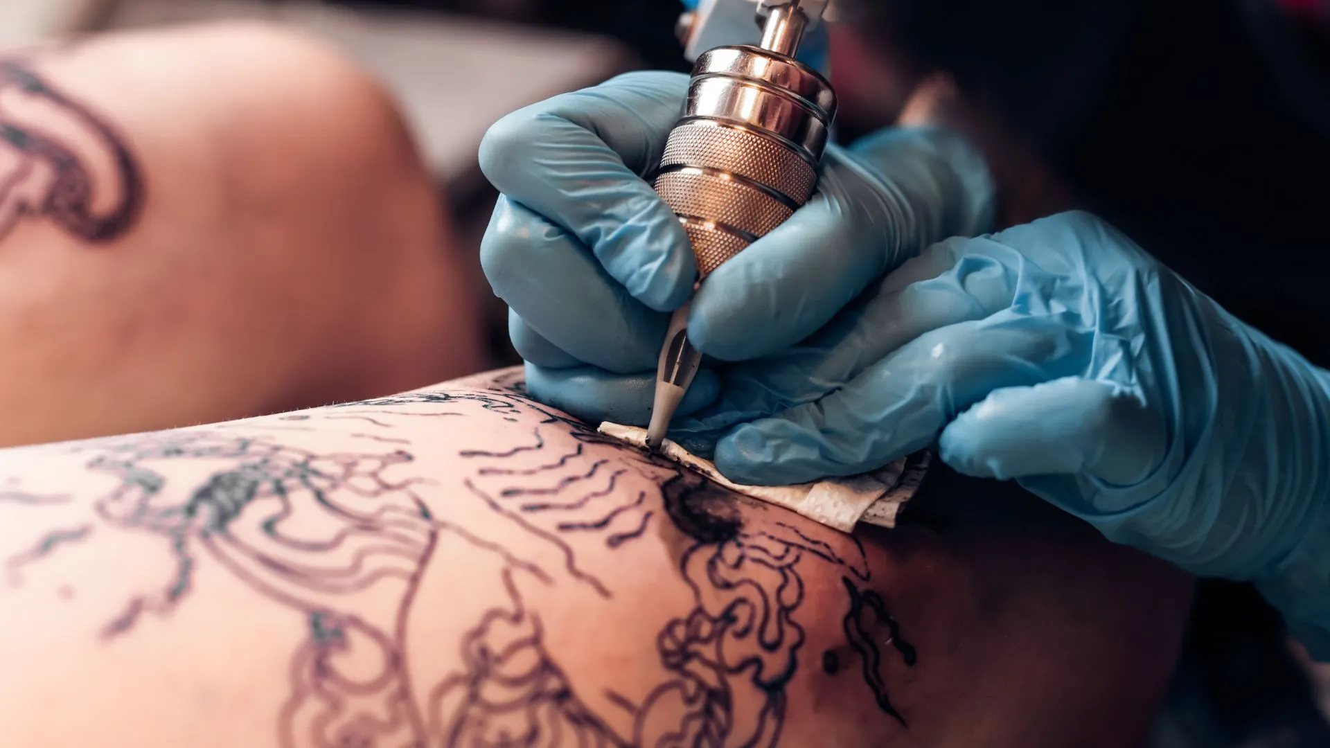 Tatuadora é indiciada por tatuar adolescentes sem autorização em Santa Catarina