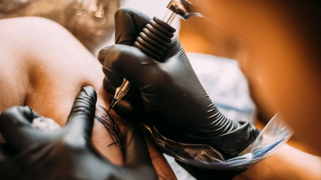 Tatuadora é indiciada por tatuar adolescentes sem autorização em Santa Catarina
