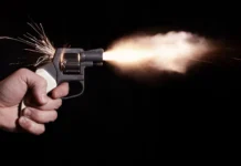 Homem invade a casa da ex e atira com revólver