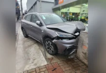 Veículo dispara de caminhão cegonha e colide em muro