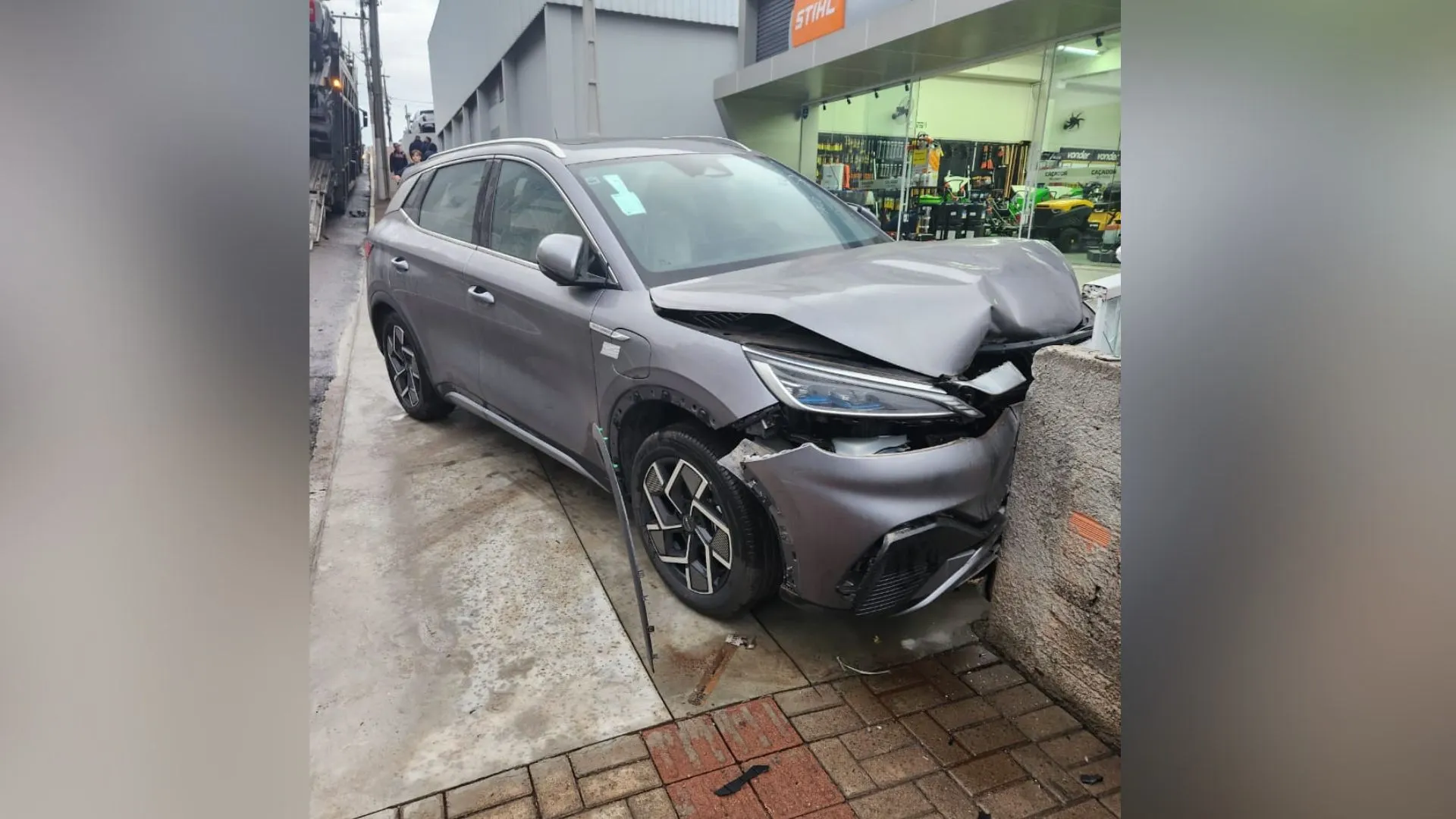 Veículo dispara de caminhão cegonha e colide em muro