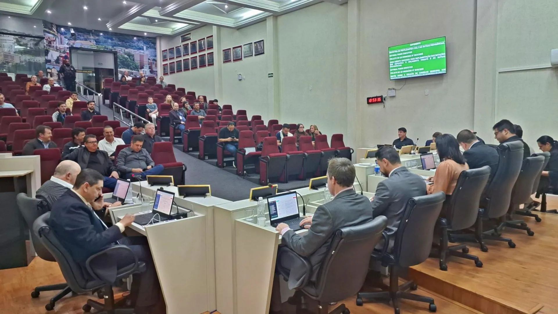 Câmara de Videira aprova sete projetos de lei e resolução em sessão movimentada