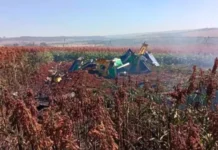 Avião da Esquadrilha da Fumaça cai após colisão no interior de SP