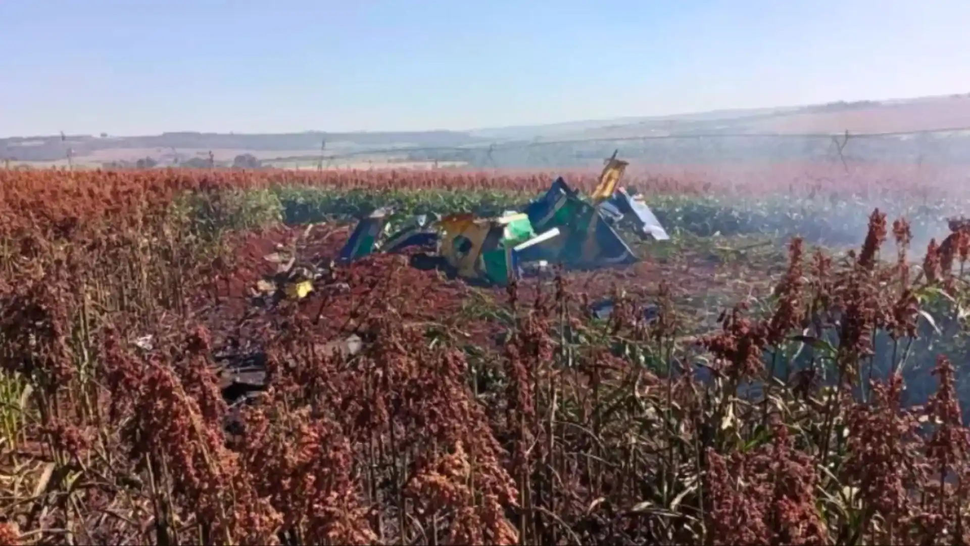 Avião da Esquadrilha da Fumaça cai após colisão no interior de SP