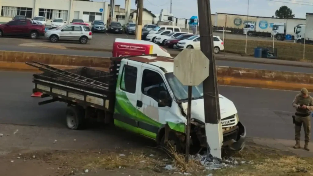 Caminhão atinge poste em Caçador e causa queda de fiação