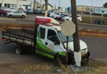 Caminhão atinge poste em Caçador e causa queda de fiação