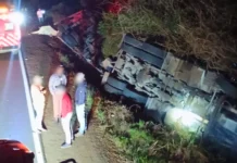 Caminhão tomba após sair da pista em Lebon Régis