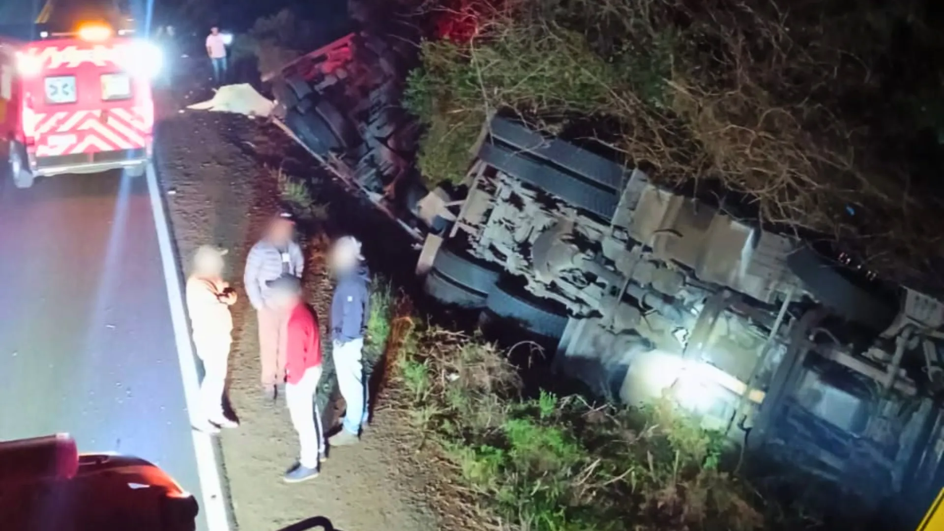 Caminhão tomba após sair da pista em Lebon Régis