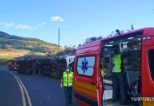 Caminhoneiro fica ferido após tombar veículo na SC-453