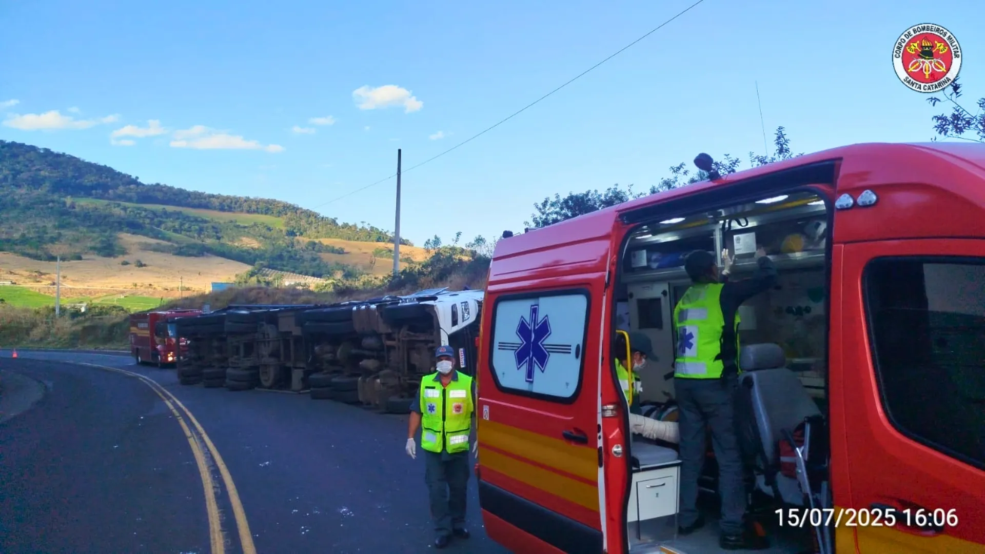Caminhoneiro fica ferido após tombar veículo na SC-453