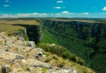 Criança cai de cânion perto de Praia Grande