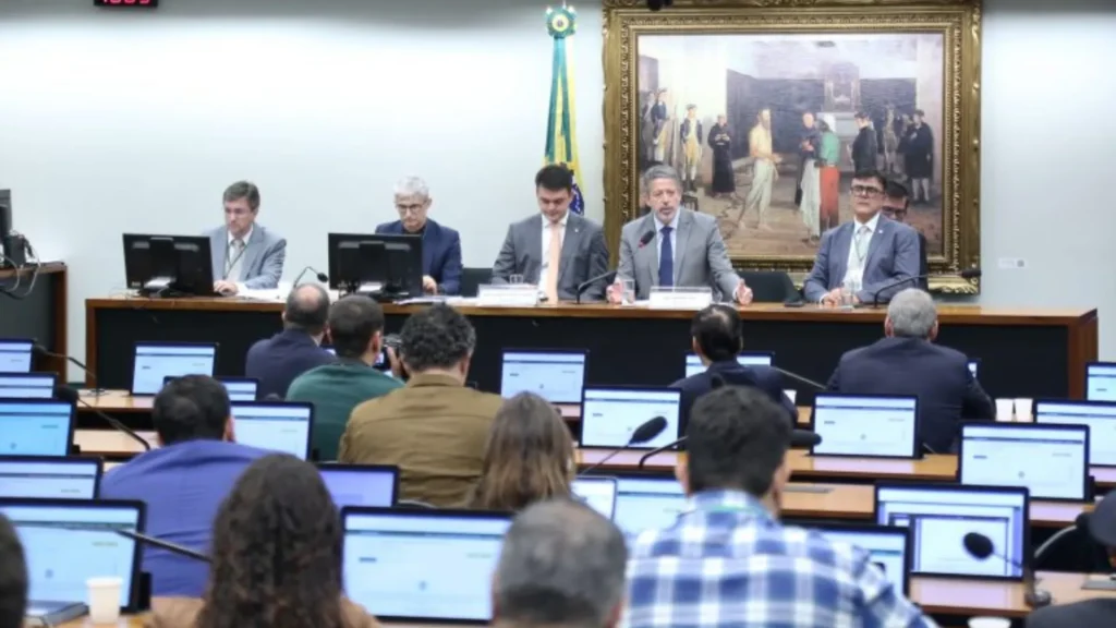 Comissão da Câmara aprova isenção de IR para quem ganha até R$ 5 mil