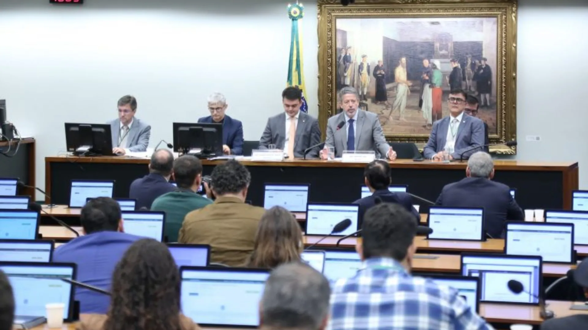 Comissão da Câmara aprova isenção de IR para quem ganha até R$ 5 mil