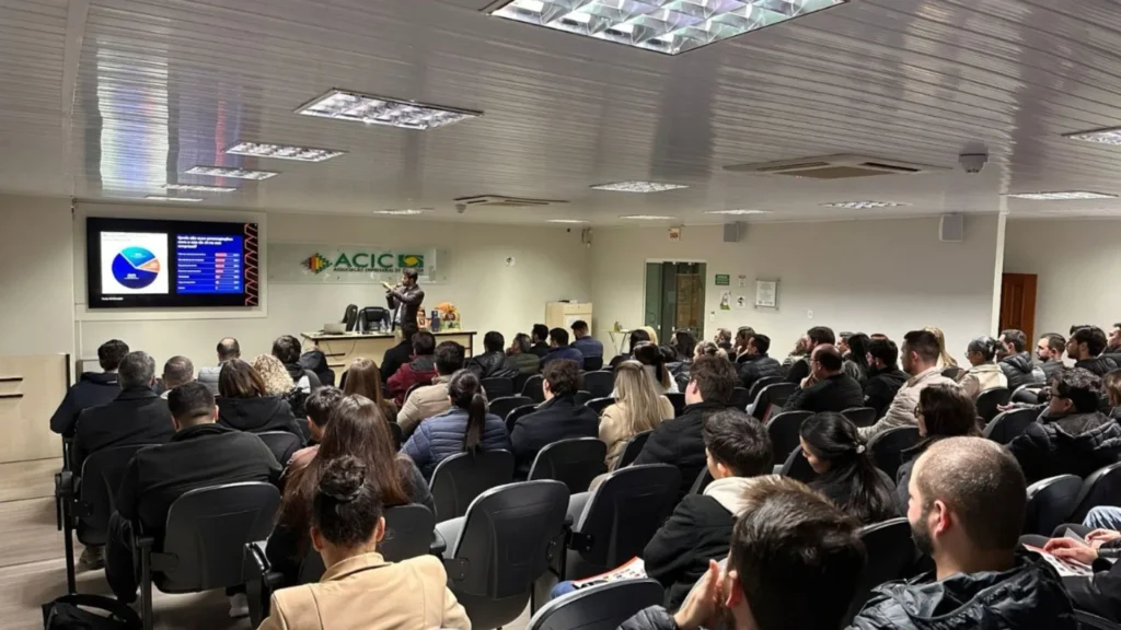 Evento sobre Inteligência Artificial lota auditório da ACIC