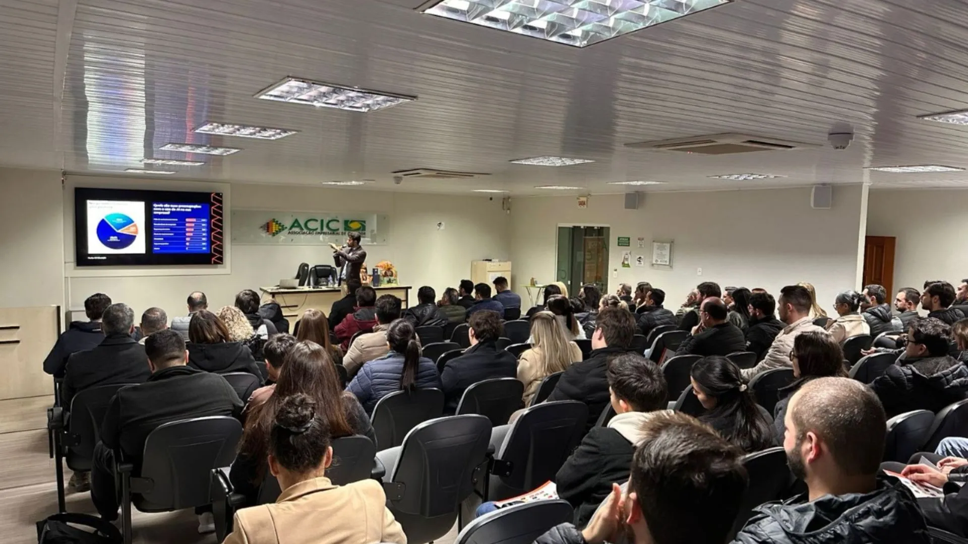 Evento sobre Inteligência Artificial lota auditório da ACIC