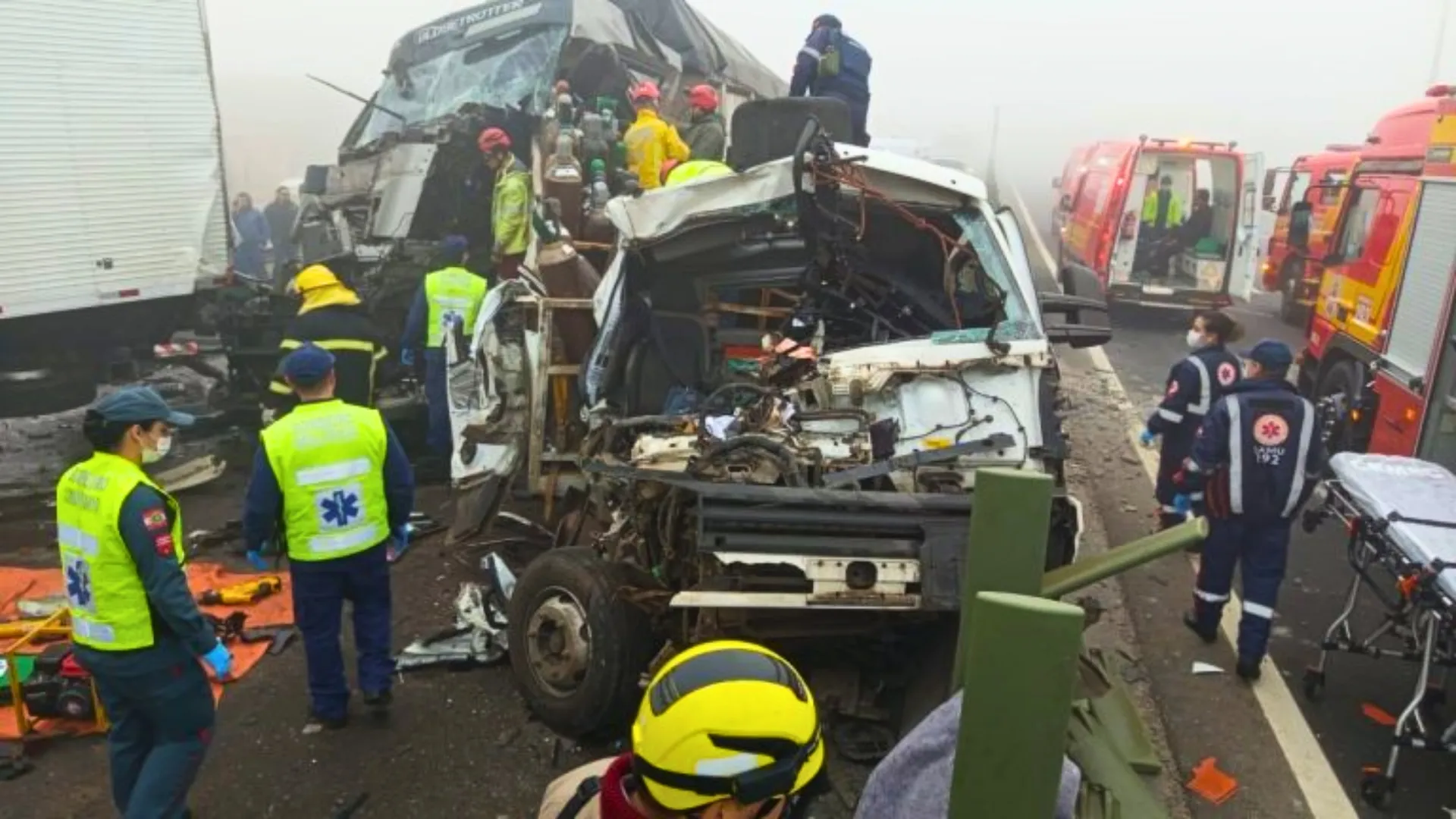 Engavetamento deixa motoristas presos às ferragens na BR-101