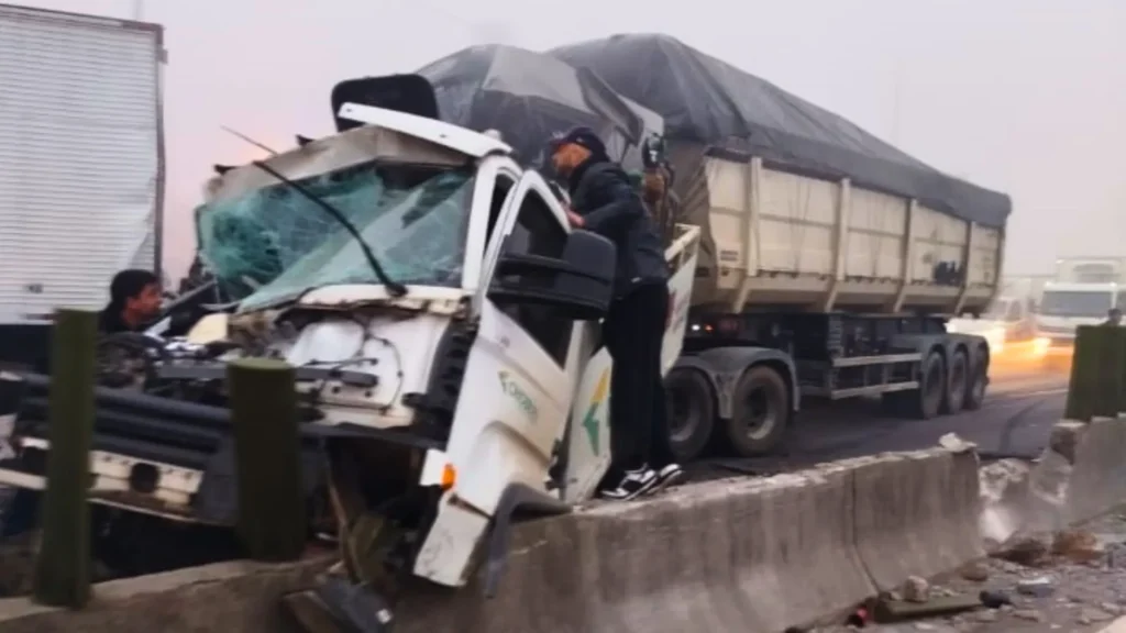Engavetamento deixa motoristas presos às ferragens na BR-101