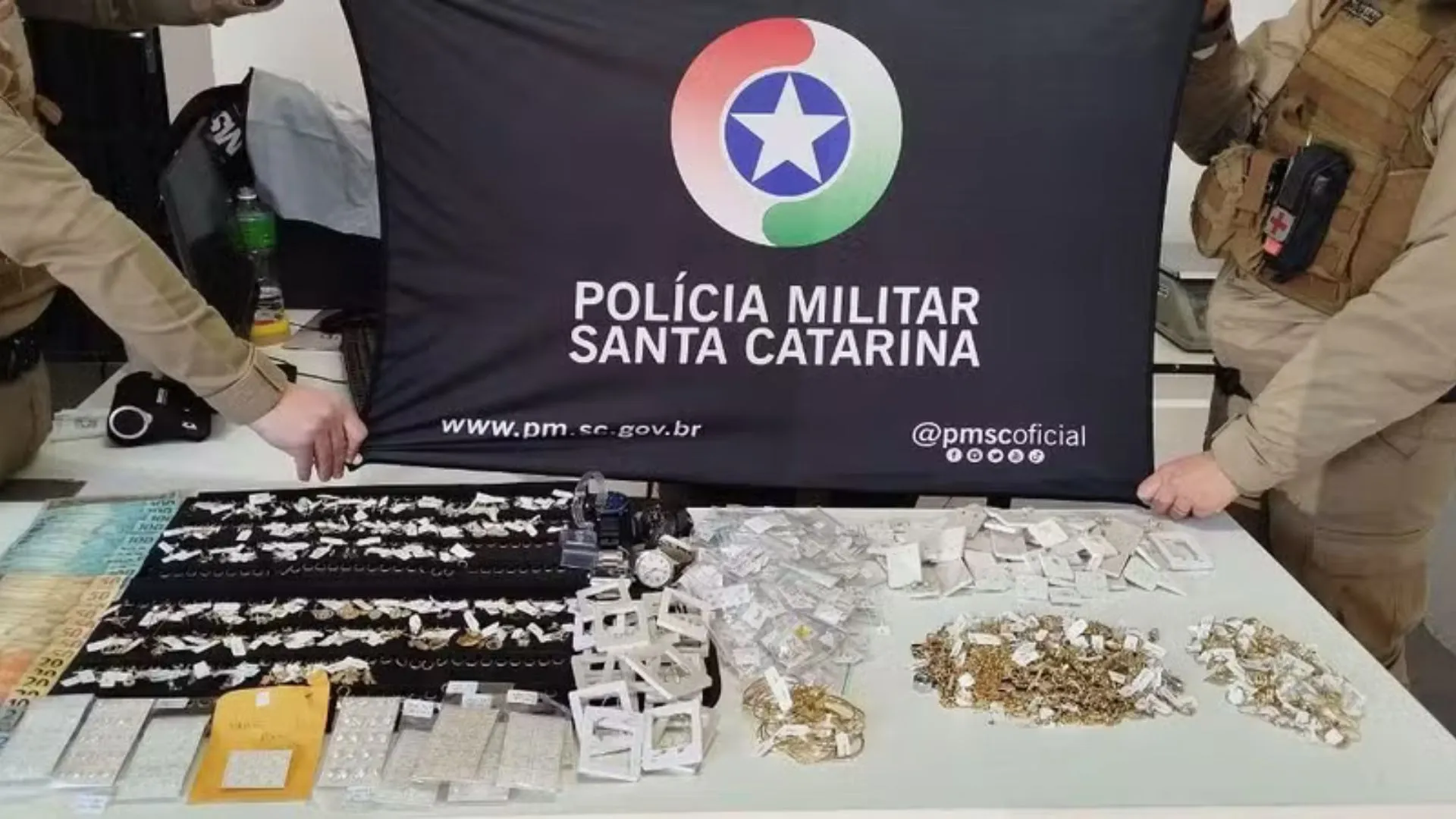 Homem furta R$ 1 milhão em jóias e se esconde em forro de loja