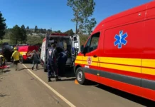 Motociclista cai e atropela bebê, criança e dois adultos