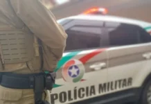 Policial de folga salva mulher de agressão dentro do carro em Campos Novos