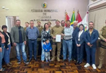 Policial militar é homenageado por salvar bebê engasgado