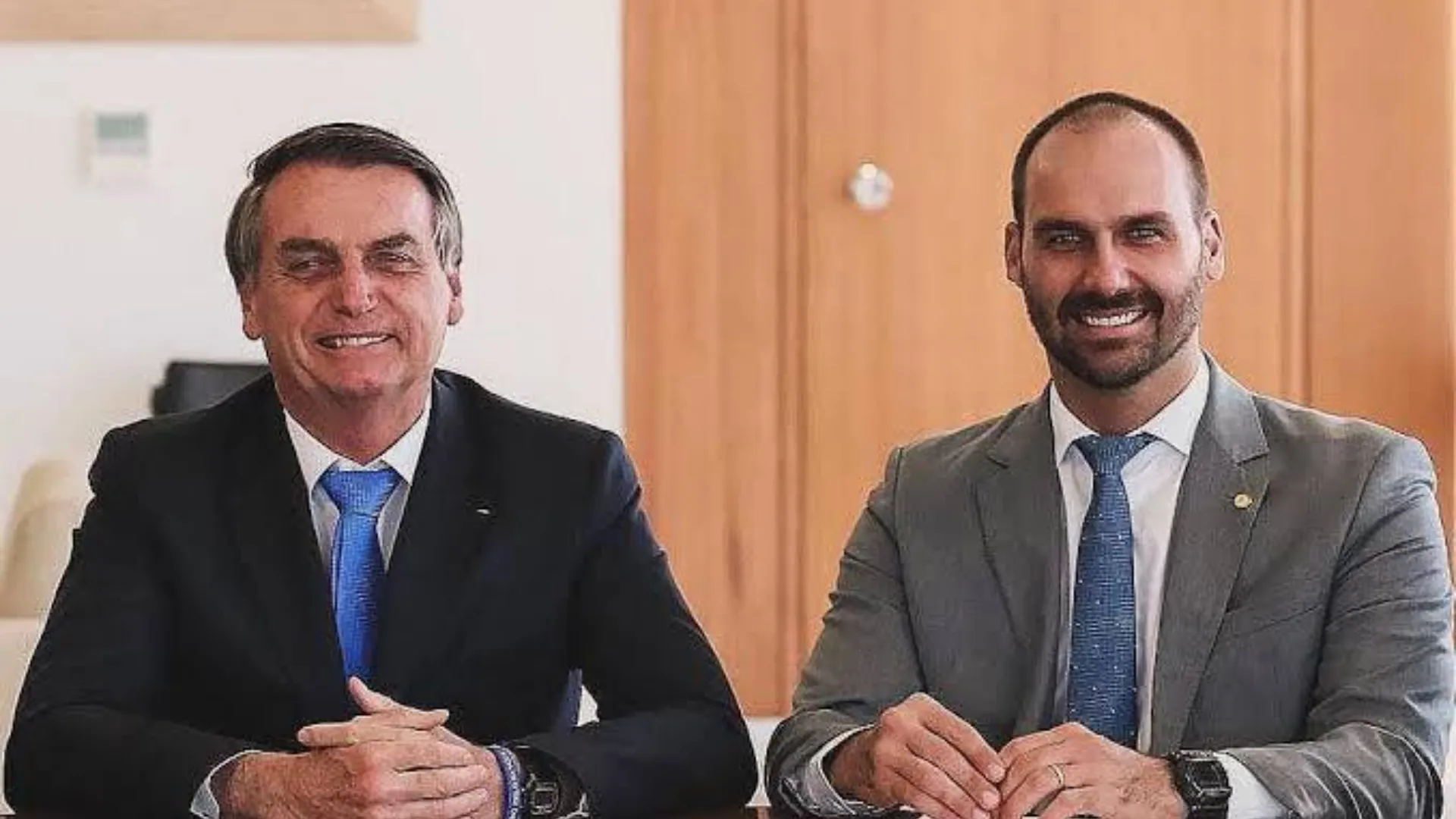 STF proíbe Bolsonaro de falar com o filho Eduardo Bolsonaro