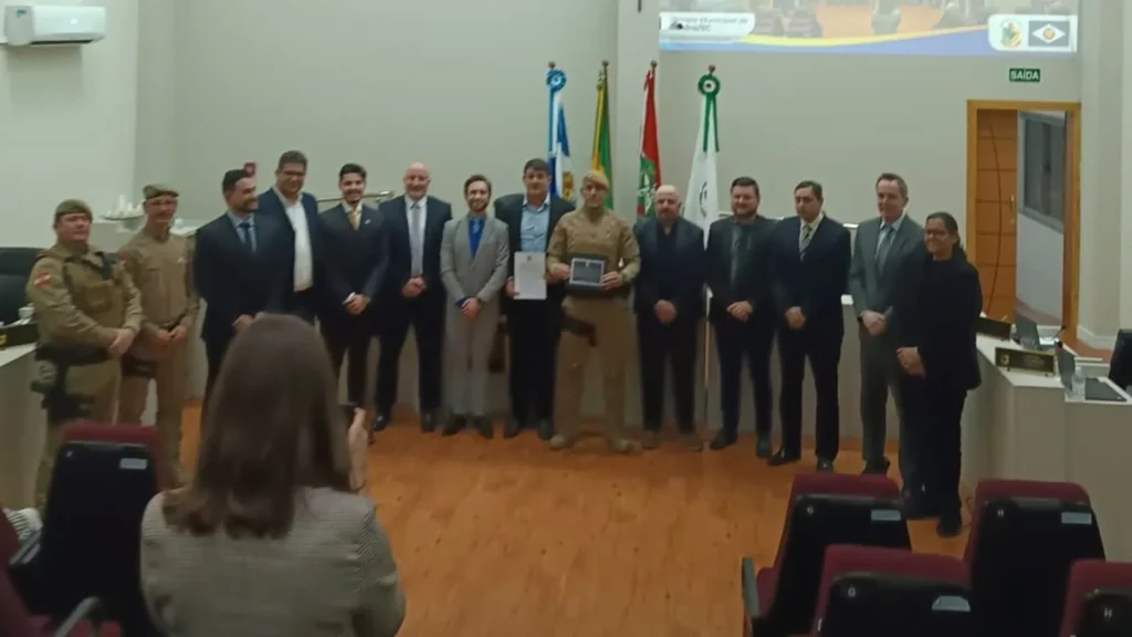 Sargento salva idosa de prédio em chamas e é homenageado (1)