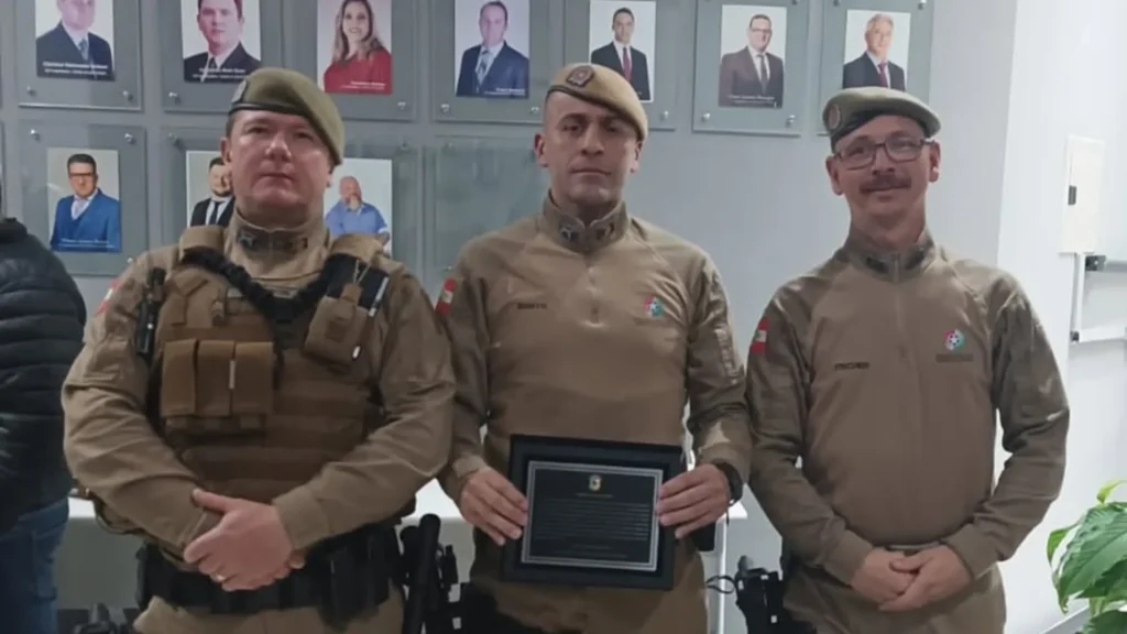 Sargento salva idosa de prédio em chamas e é homenageado