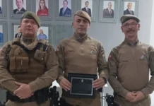 Sargento salva idosa de prédio em chamas e é homenageado