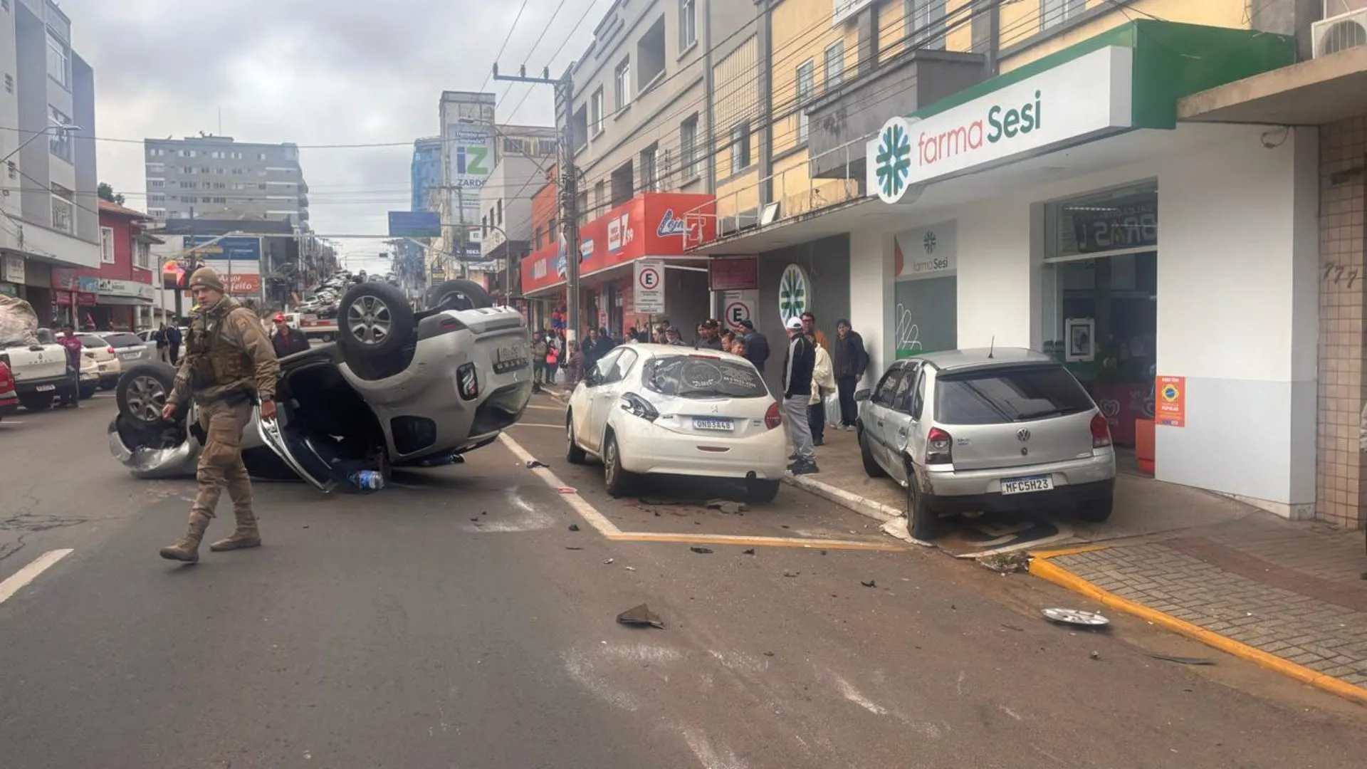 Acidente com capotamento interdita Barão do Rio Branco