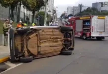 Carro tomba após colisão em frente ao Fórum em Caçador