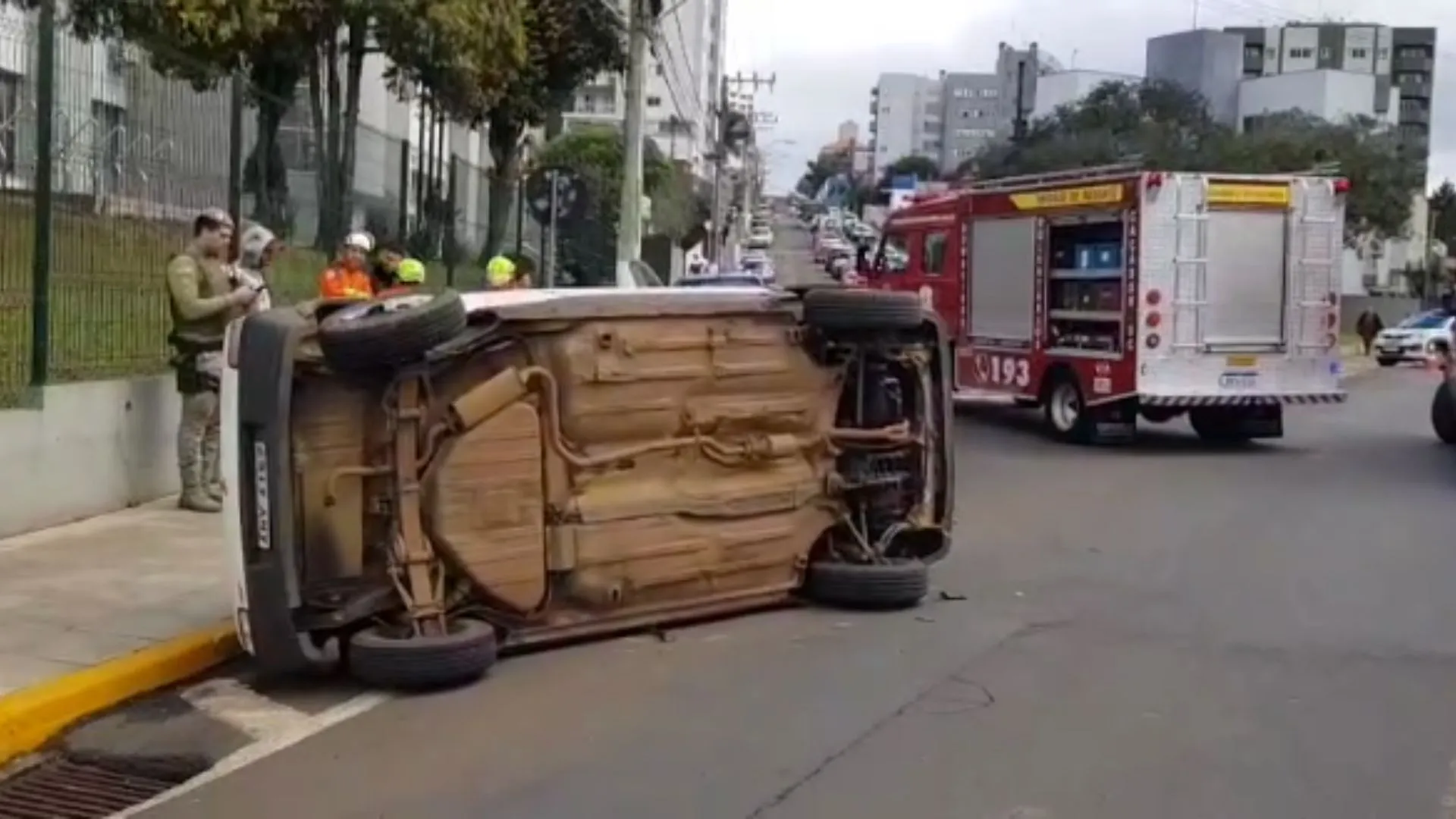 Carro tomba após colisão em frente ao Fórum em Caçador