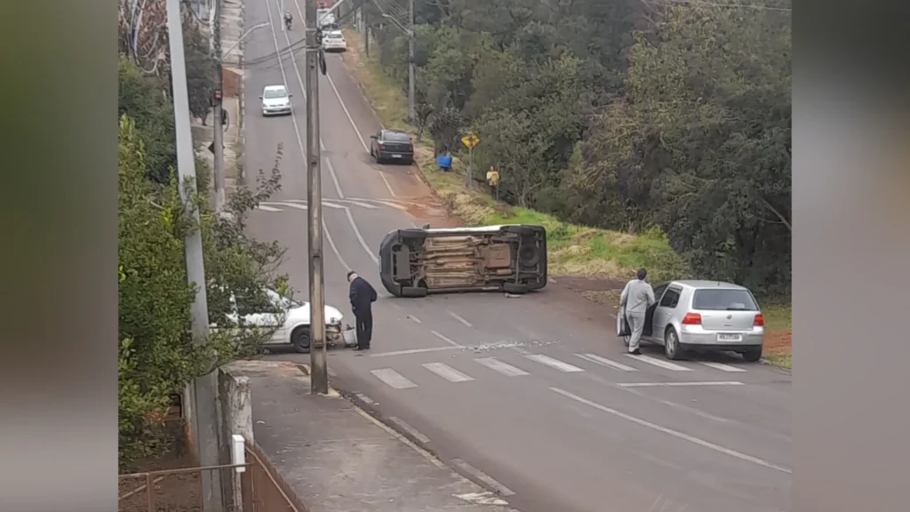 Fiorino tomba após colisão no bairro Dos Municípios