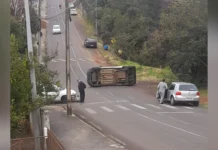 Fiorino tomba após colisão no bairro Dos Municípios