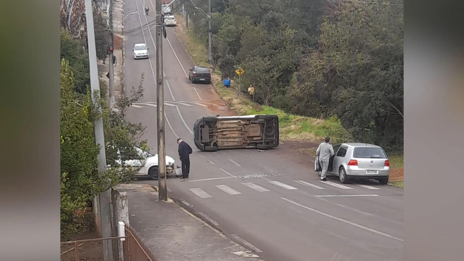Fiorino tomba após colisão no bairro Dos Municípios