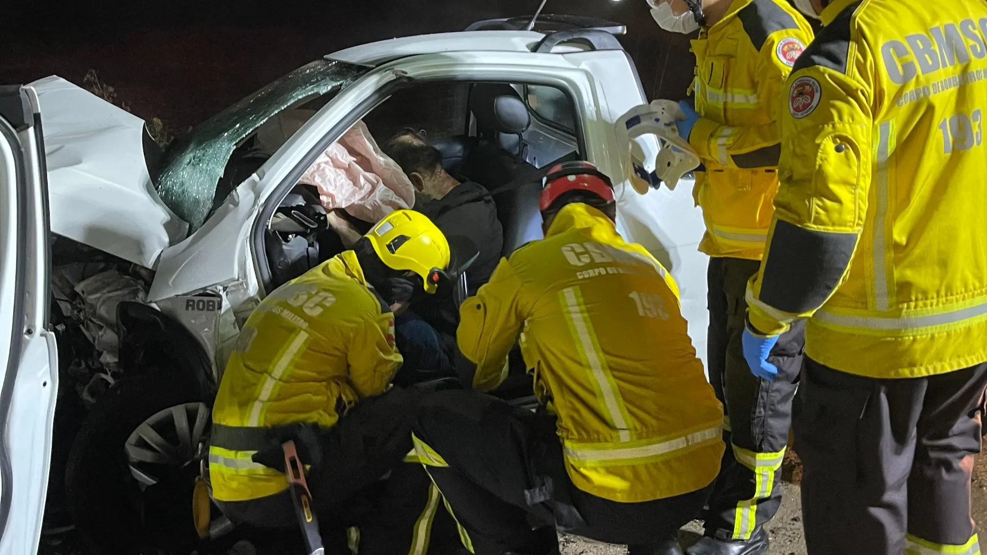 Três ficam gravemente feridos em colisão frontal na BR-282, em Campos Novos