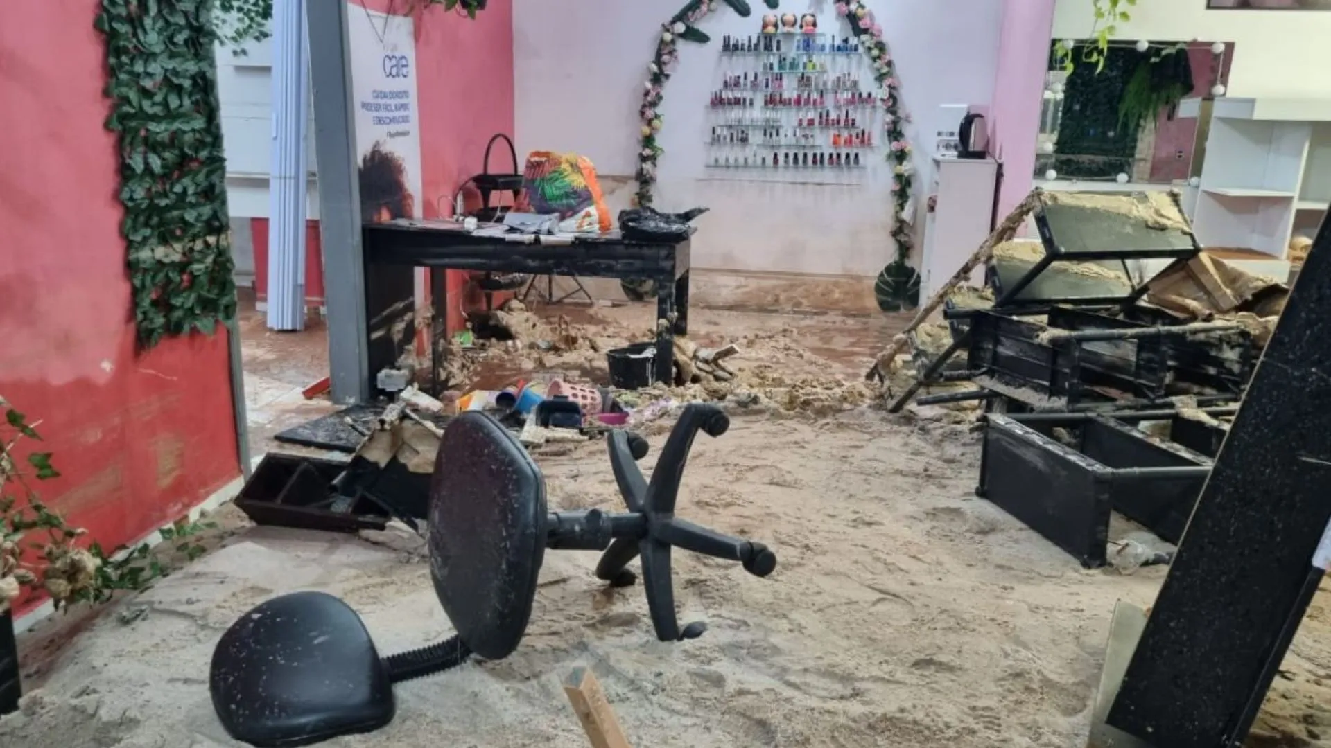 Rompimento de tubulação da Casan força evacuação de diversas famílias em Florianópolis