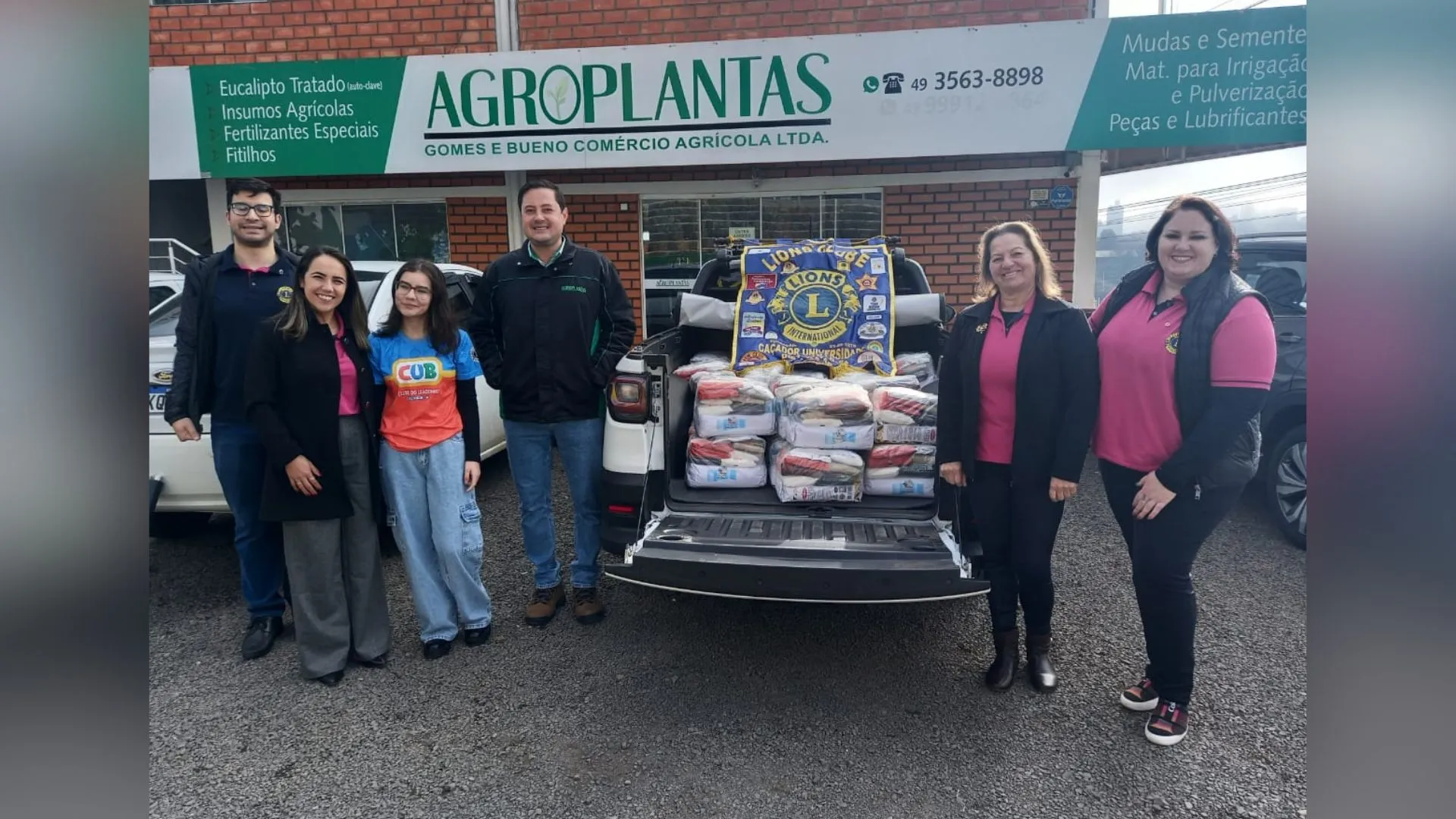 Agroplantas doa 420 quilos de alimentos com apoio do Lions Universidade