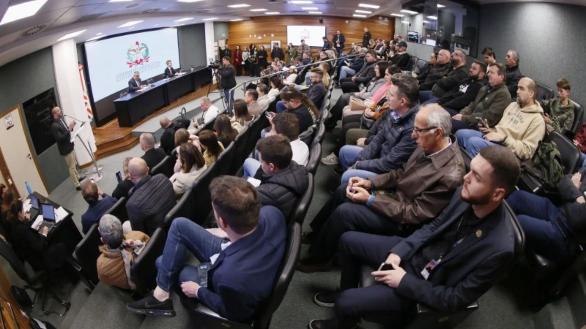 Assembleia de SC discute sobre o fim da obrigatoriedade da vacina contra Covid em crianças