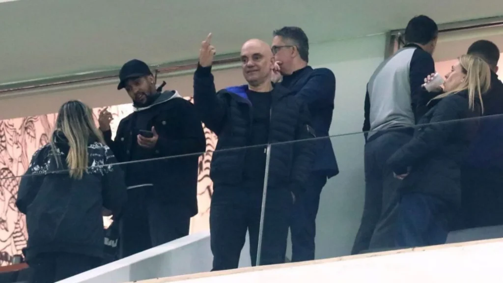 Alexandre de Moraes mostra dedo do meio em jogo do Corinthians após sanção dos EUA