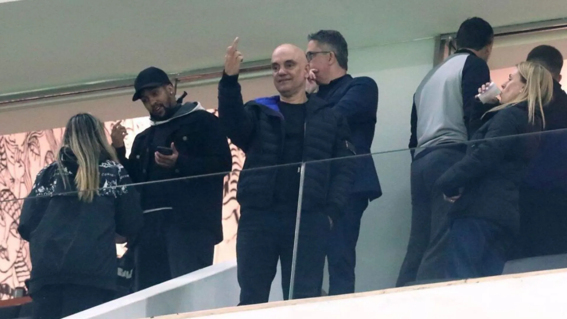 Alexandre de Moraes mostra dedo do meio em jogo do Corinthians após sanção dos EUA