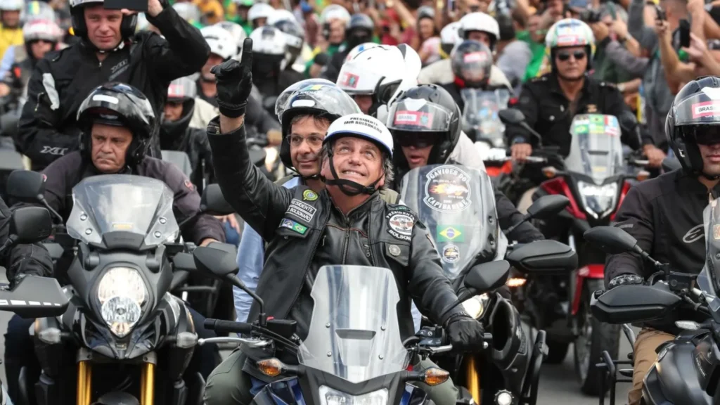 Mesmo de tornozeleira, Bolsonaro diz que dará "uma passada" na motociada desta terça em Brasília
