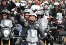 Mesmo de tornozeleira, Bolsonaro diz que dará “uma passada” na motociada desta terça em Brasília