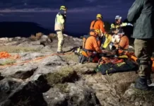 Bombeiros trabalham para resgatar menina que caiu em cânion