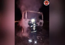 Caminhão pega fogo na BR-116 em Santa Cecília