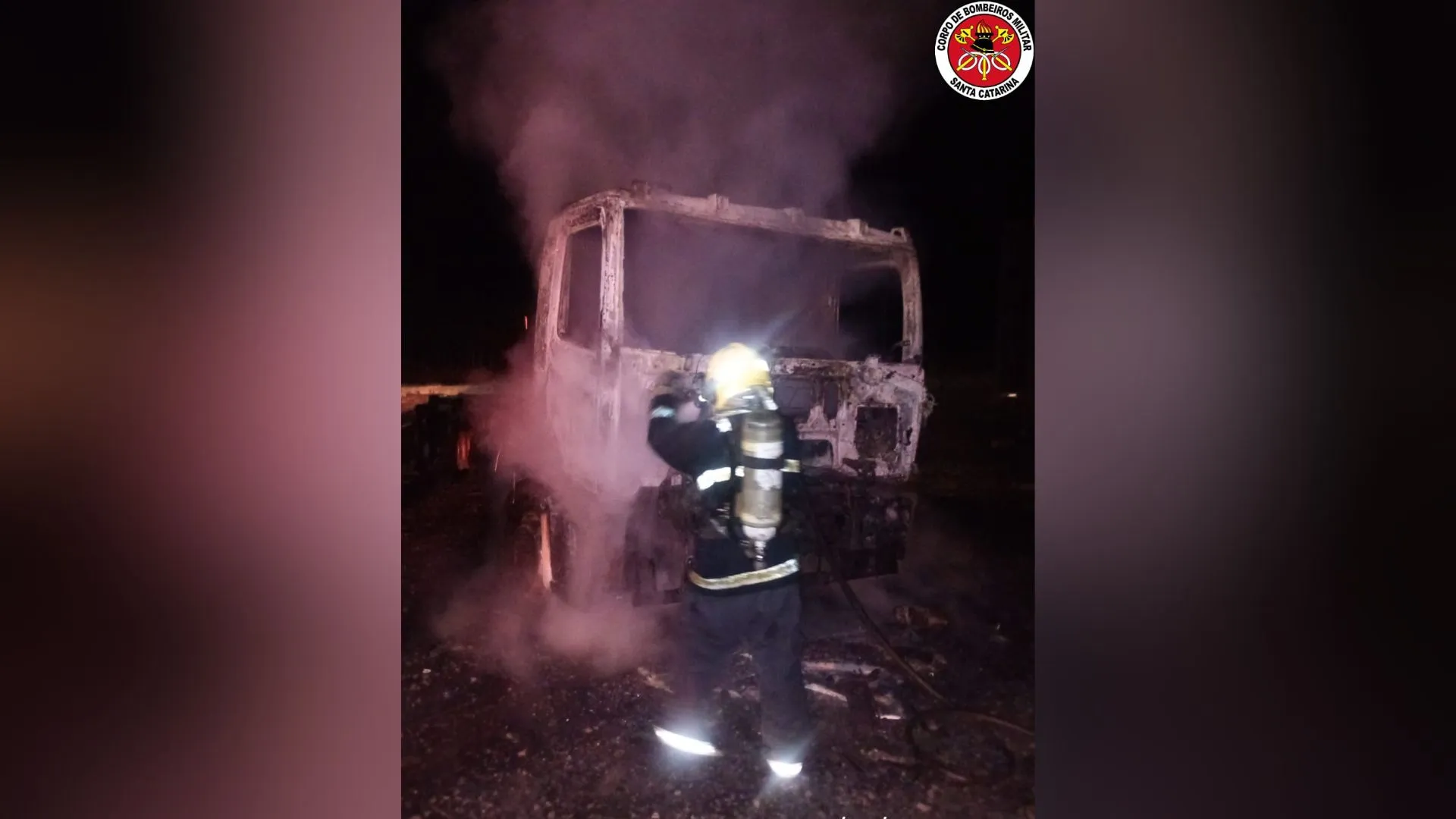 Caminhão pega fogo na BR-116 em Santa Cecília