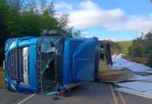 Caminhão carregado tomba na SC-120 em Lebon Régis