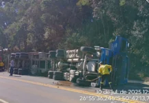 Caminhão tomba na SC-350 e motorista fica ferido