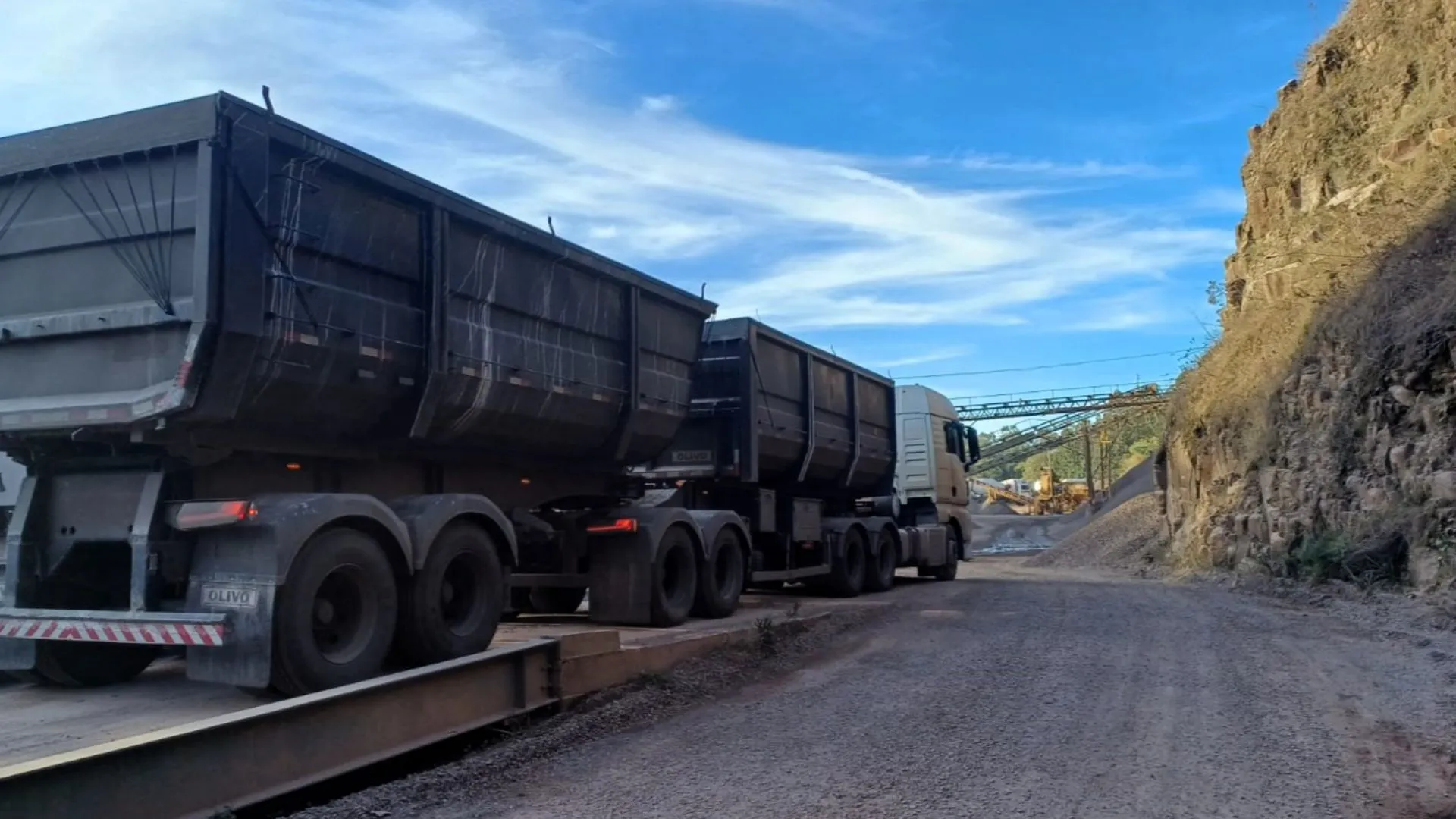 Carretas com mais de 64 toneladas acima do limite são flagradas na BR-282